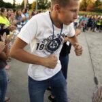 20.07.2016 Kielce. Pielgrzymi z Ukrainy i Włoch bawią się przed kościołem św. Józefa. / Jarosław Kubalski / Radio Kielce