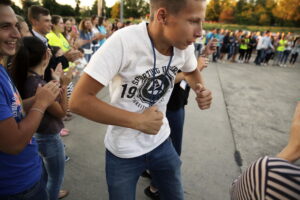 20.07.2016 Kielce. Pielgrzymi z Ukrainy i Włoch bawią się przed kościołem św. Józefa. / Jarosław Kubalski / Radio Kielce