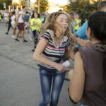 20.07.2016 Kielce. Pielgrzymi z Ukrainy i Włoch bawią się przed kościołem św. Józefa. / Jarosław Kubalski / Radio Kielce