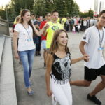 20.07.2016 Kielce. Pielgrzymi z Ukrainy i Włoch bawią się przed kościołem św. Józefa. / Jarosław Kubalski / Radio Kielce