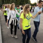 20.07.2016 Kielce. Pielgrzymi z Ukrainy i Włoch bawią się przed kościołem św. Józefa. / Jarosław Kubalski / Radio Kielce