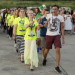 20.07.2016 Kielce. Pielgrzymi z Ukrainy i Włoch bawią się przed kościołem św. Józefa. / Jarosław Kubalski / Radio Kielce