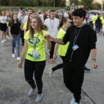 20.07.2016 Kielce. Pielgrzymi z Ukrainy i Włoch bawią się przed kościołem św. Józefa. / Jarosław Kubalski / Radio Kielce