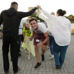 20.07.2016 Kielce. Pielgrzymi z Ukrainy i Włoch bawią się przed kościołem św. Józefa. / Jarosław Kubalski / Radio Kielce