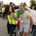 20.07.2016 Kielce. Pielgrzymi z Ukrainy i Włoch bawią się przed kościołem św. Józefa. / Jarosław Kubalski / Radio Kielce