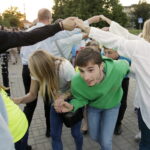 20.07.2016 Kielce. Pielgrzymi z Ukrainy i Włoch bawią się przed kościołem św. Józefa. / Jarosław Kubalski / Radio Kielce