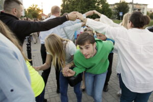 20.07.2016 Kielce. Pielgrzymi z Ukrainy i Włoch bawią się przed kościołem św. Józefa. / Jarosław Kubalski / Radio Kielce