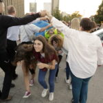 20.07.2016 Kielce. Pielgrzymi z Ukrainy i Włoch bawią się przed kościołem św. Józefa. / Jarosław Kubalski / Radio Kielce