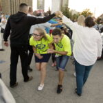 20.07.2016 Kielce. Pielgrzymi z Ukrainy i Włoch bawią się przed kościołem św. Józefa. / Jarosław Kubalski / Radio Kielce