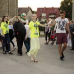 20.07.2016 Kielce. Pielgrzymi z Ukrainy i Włoch bawią się przed kościołem św. Józefa. / Jarosław Kubalski / Radio Kielce