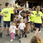 20.07.2016 Kielce. Pielgrzymi z Ukrainy i Włoch bawią się przed kościołem św. Józefa. / Jarosław Kubalski / Radio Kielce