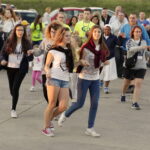 20.07.2016 Kielce. Pielgrzymi z Ukrainy i Włoch bawią się przed kościołem św. Józefa. / Jarosław Kubalski / Radio Kielce