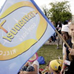 21.07.2016 Pielgrzymi z różnych krajów, zdążający na Światowe Dni Młodzieży w Krakowie spotkali się w Wiślicy. / Jarosław Kubalski / Radio Kielce