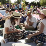 21.07.2016 Pielgrzymi z różnych krajów, zdążający na Światowe Dni Młodzieży w Krakowie spotkali się w Wiślicy. / Jarosław Kubalski / Radio Kielce