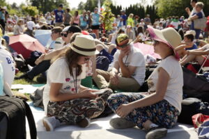 21.07.2016 Pielgrzymi z różnych krajów, zdążający na Światowe Dni Młodzieży w Krakowie spotkali się w Wiślicy. / Jarosław Kubalski / Radio Kielce