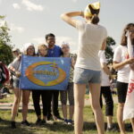 21.07.2016 Pielgrzymi z różnych krajów, zdążający na Światowe Dni Młodzieży w Krakowie spotkali się w Wiślicy. / Jarosław Kubalski / Radio Kielce