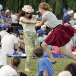 21.07.2016 Pielgrzymi z różnych krajów, zdążający na Światowe Dni Młodzieży w Krakowie spotkali się w Wiślicy. / Jarosław Kubalski / Radio Kielce