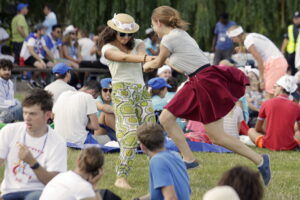 21.07.2016 Pielgrzymi z różnych krajów, zdążający na Światowe Dni Młodzieży w Krakowie spotkali się w Wiślicy. / Jarosław Kubalski / Radio Kielce