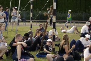 21.07.2016 Pielgrzymi z różnych krajów, zdążający na Światowe Dni Młodzieży w Krakowie spotkali się w Wiślicy. / Jarosław Kubalski / Radio Kielce