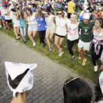 21.07.2016 Pielgrzymi z różnych krajów, zdążający na Światowe Dni Młodzieży w Krakowie spotkali się w Wiślicy. / Jarosław Kubalski / Radio Kielce