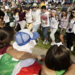 21.07.2016 Pielgrzymi z różnych krajów, zdążający na Światowe Dni Młodzieży w Krakowie spotkali się w Wiślicy. / Jarosław Kubalski / Radio Kielce