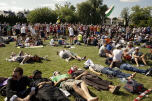 21.07.2016 Pielgrzymi z różnych krajów, zdążający na Światowe Dni Młodzieży w Krakowie spotkali się w Wiślicy. / Jarosław Kubalski / Radio Kielce