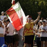 21.07.2016 Pielgrzymi z różnych krajów, zdążający na Światowe Dni Młodzieży w Krakowie spotkali się w Wiślicy. / Jarosław Kubalski / Radio Kielce