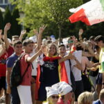 21.07.2016 Pielgrzymi z różnych krajów, zdążający na Światowe Dni Młodzieży w Krakowie spotkali się w Wiślicy. / Jarosław Kubalski / Radio Kielce