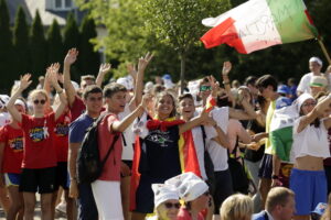 21.07.2016 Pielgrzymi z różnych krajów, zdążający na Światowe Dni Młodzieży w Krakowie spotkali się w Wiślicy. / Jarosław Kubalski / Radio Kielce