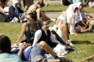 21.07.2016 Pielgrzymi z różnych krajów, zdążający na Światowe Dni Młodzieży w Krakowie spotkali się w Wiślicy. / Jarosław Kubalski / Radio Kielce