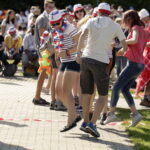 21.07.2016 Pielgrzymi z różnych krajów, zdążający na Światowe Dni Młodzieży w Krakowie spotkali się w Wiślicy. / Jarosław Kubalski / Radio Kielce