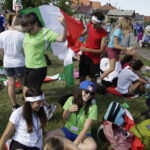 21.07.2016 Pielgrzymi z różnych krajów, zdążający na Światowe Dni Młodzieży w Krakowie spotkali się w Wiślicy. / Jarosław Kubalski / Radio Kielce