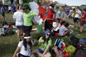 21.07.2016 Pielgrzymi z różnych krajów, zdążający na Światowe Dni Młodzieży w Krakowie spotkali się w Wiślicy. / Jarosław Kubalski / Radio Kielce