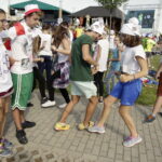 21.07.2016 Pielgrzymi z różnych krajów, zdążający na Światowe Dni Młodzieży w Krakowie spotkali się w Wiślicy. / Jarosław Kubalski / Radio Kielce