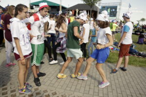 21.07.2016 Pielgrzymi z różnych krajów, zdążający na Światowe Dni Młodzieży w Krakowie spotkali się w Wiślicy. / Jarosław Kubalski / Radio Kielce