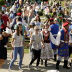 21.07.2016 Pielgrzymi z różnych krajów, zdążający na Światowe Dni Młodzieży w Krakowie spotkali się w Wiślicy. / Jarosław Kubalski / Radio Kielce