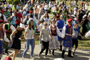 21.07.2016 Pielgrzymi z różnych krajów, zdążający na Światowe Dni Młodzieży w Krakowie spotkali się w Wiślicy. / Jarosław Kubalski / Radio Kielce