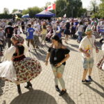 21.07.2016 Pielgrzymi z różnych krajów, zdążający na Światowe Dni Młodzieży w Krakowie spotkali się w Wiślicy. / Jarosław Kubalski / Radio Kielce