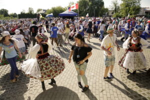 21.07.2016 Pielgrzymi z różnych krajów, zdążający na Światowe Dni Młodzieży w Krakowie spotkali się w Wiślicy. / Jarosław Kubalski / Radio Kielce