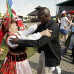 21.07.2016 Pielgrzymi z różnych krajów, zdążający na Światowe Dni Młodzieży w Krakowie spotkali się w Wiślicy. / Jarosław Kubalski / Radio Kielce