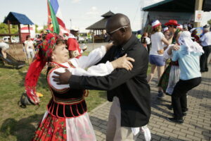 21.07.2016 Pielgrzymi z różnych krajów, zdążający na Światowe Dni Młodzieży w Krakowie spotkali się w Wiślicy. / Jarosław Kubalski / Radio Kielce