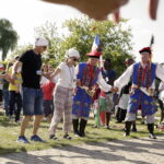 21.07.2016 Pielgrzymi z różnych krajów, zdążający na Światowe Dni Młodzieży w Krakowie spotkali się w Wiślicy. / Jarosław Kubalski / Radio Kielce