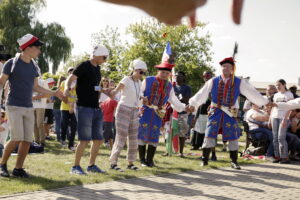 21.07.2016 Pielgrzymi z różnych krajów, zdążający na Światowe Dni Młodzieży w Krakowie spotkali się w Wiślicy. / Jarosław Kubalski / Radio Kielce