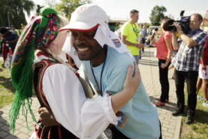 21.07.2016 Pielgrzymi z różnych krajów, zdążający na Światowe Dni Młodzieży w Krakowie spotkali się w Wiślicy. / Jarosław Kubalski / Radio Kielce