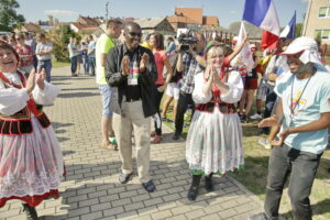 21.07.2016 Pielgrzymi z różnych krajów, zdążający na Światowe Dni Młodzieży w Krakowie spotkali się w Wiślicy. / Jarosław Kubalski / Radio Kielce