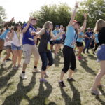 21.07.2016 Pielgrzymi z różnych krajów, zdążający na Światowe Dni Młodzieży w Krakowie spotkali się w Wiślicy. / Jarosław Kubalski / Radio Kielce