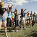 21.07.2016 Pielgrzymi z różnych krajów, zdążający na Światowe Dni Młodzieży w Krakowie spotkali się w Wiślicy. / Jarosław Kubalski / Radio Kielce