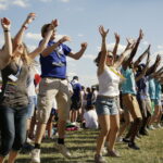 21.07.2016 Pielgrzymi z różnych krajów, zdążający na Światowe Dni Młodzieży w Krakowie spotkali się w Wiślicy. / Jarosław Kubalski / Radio Kielce