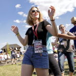 21.07.2016 Pielgrzymi z różnych krajów, zdążający na Światowe Dni Młodzieży w Krakowie spotkali się w Wiślicy. / Jarosław Kubalski / Radio Kielce