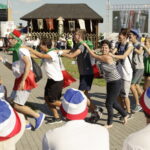 21.07.2016 Pielgrzymi z różnych krajów, zdążający na Światowe Dni Młodzieży w Krakowie spotkali się w Wiślicy. / Jarosław Kubalski / Radio Kielce